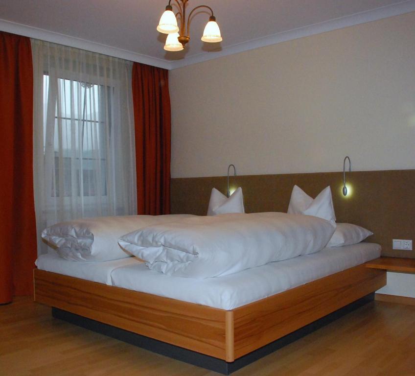 Hotel Lowen Bludenz Rom bilde